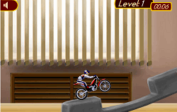 Cu Motocicleta in Birou